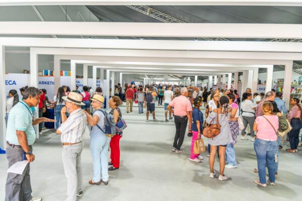 Quejas por altos precios en la Feria del Libro 2024; mientras estudiantes disfrutan de su primera visita