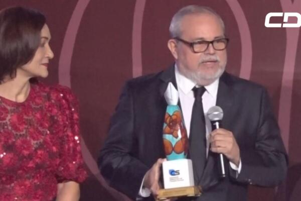 Reconocen periodista Alfonso Quiñones con Premio Nacional de Crónica Social