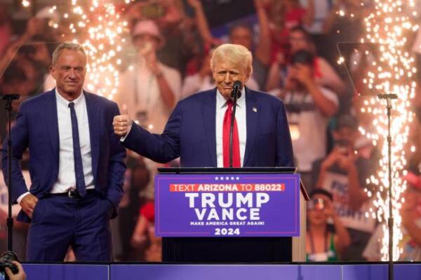 Robert Kennedy Jr. junto a Donald Trump en un acto de campaña. Foto: EFE