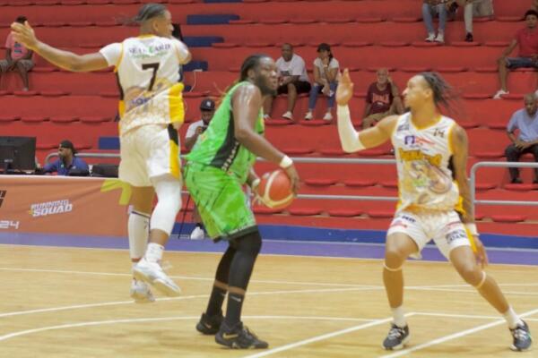 Roddy Ramírez, del club Laguneros de Madre Vieja Norte, busca pasar el balón entre dos jugadores de Pueblo Nuevo.