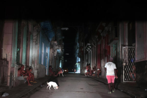 Fotografía de arachivo que muestra a personas en las puertas de sus casas durante un apagón en La Habana (Cuba). EFE/Ernesto Mastrascusa