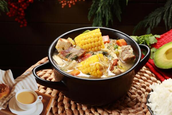 Sancocho y chocolate con pan símbolo gastronómico de los días lluviosos