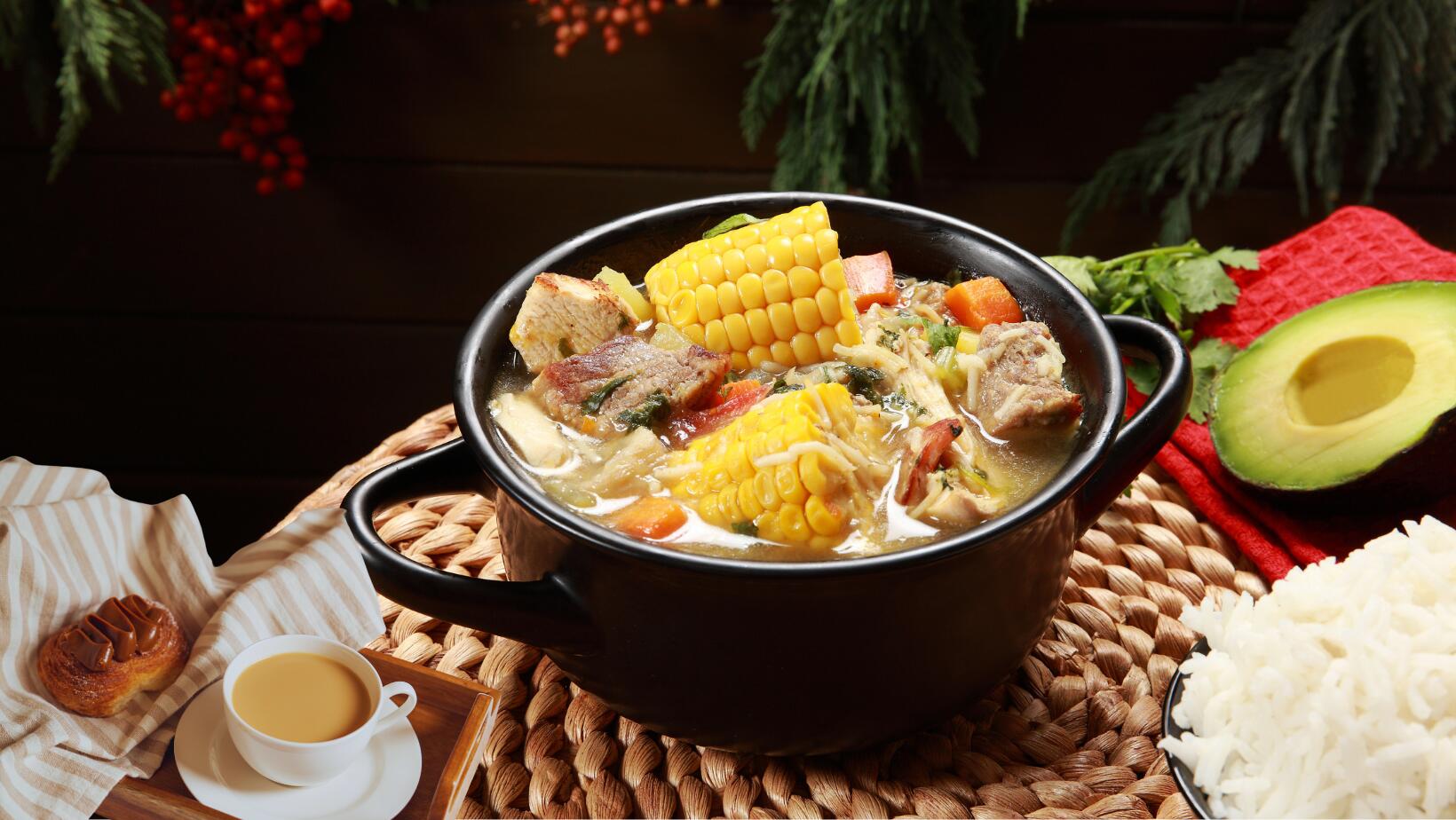 Sancocho y chocolate con pan símbolo gastronómico de los días lluviosos