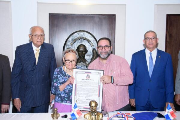 Senado reconoce a escritora Rhina Polonia Espaillat