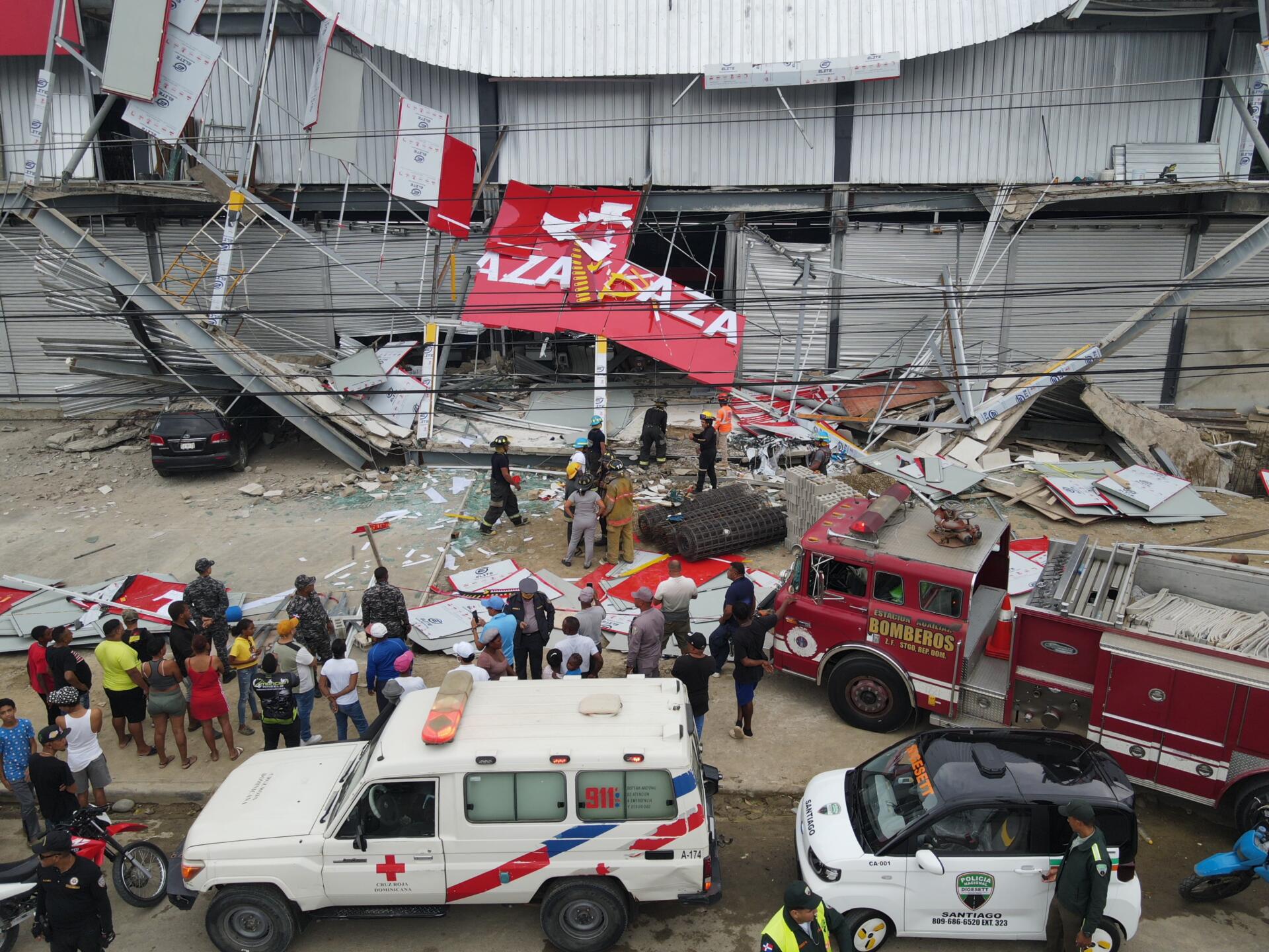 Sistema 911 coordina rescate tras derrumbe en local comercial de Santiago (2)