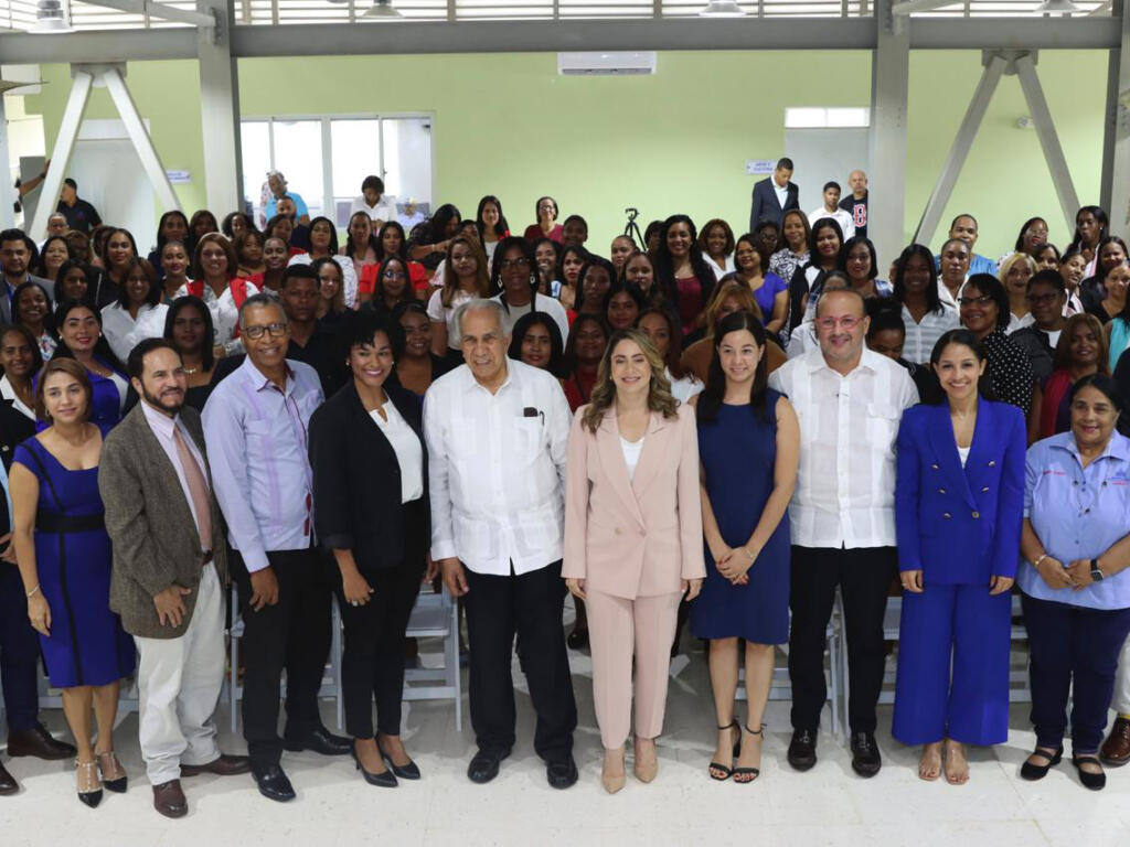 Supérate y Conape gradúan primer grupo de personas cuidadoras