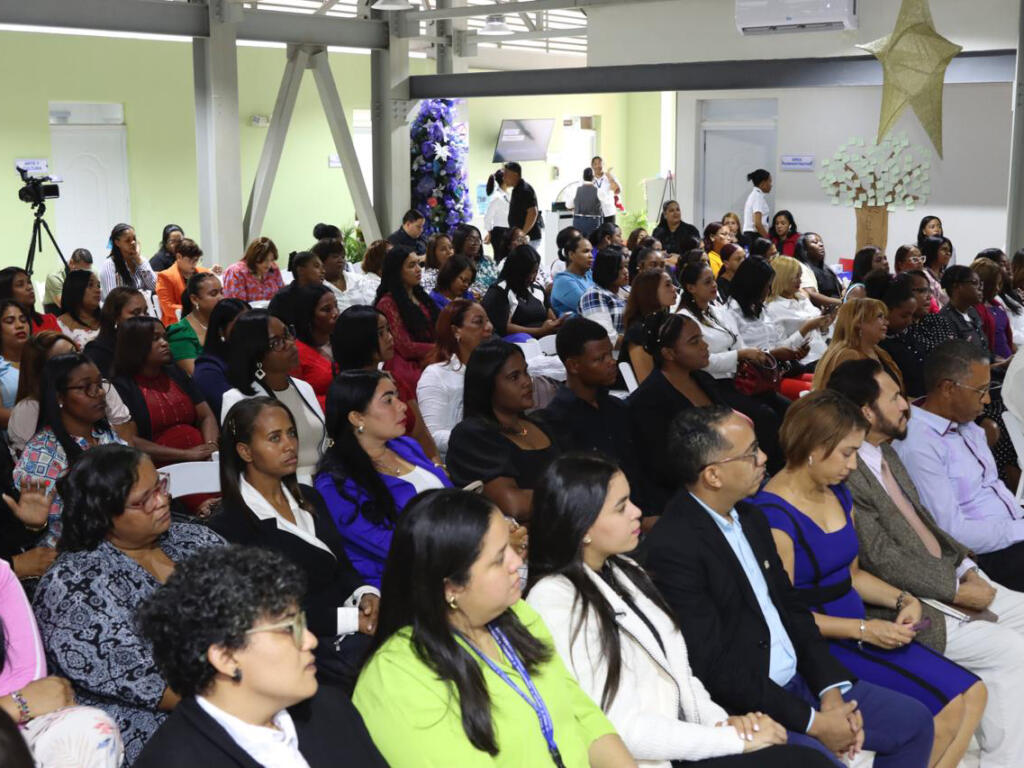 Supérate y Conape gradúan primer grupo de personas cuidadoras