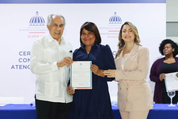 Supérate y Conape gradúan primer grupo de personas cuidadoras