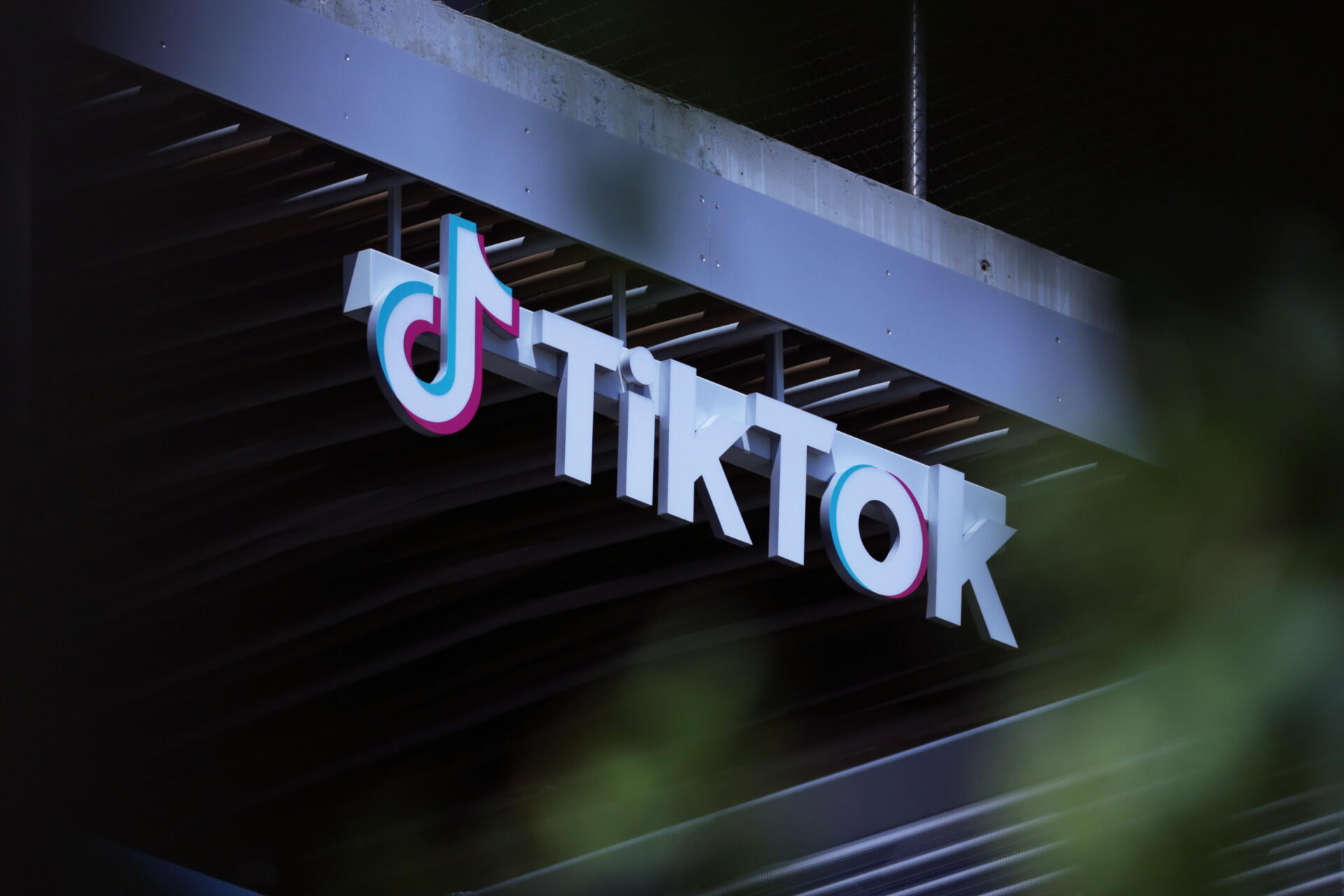 TikTok confirma que vetará filtros de belleza a menores de 18