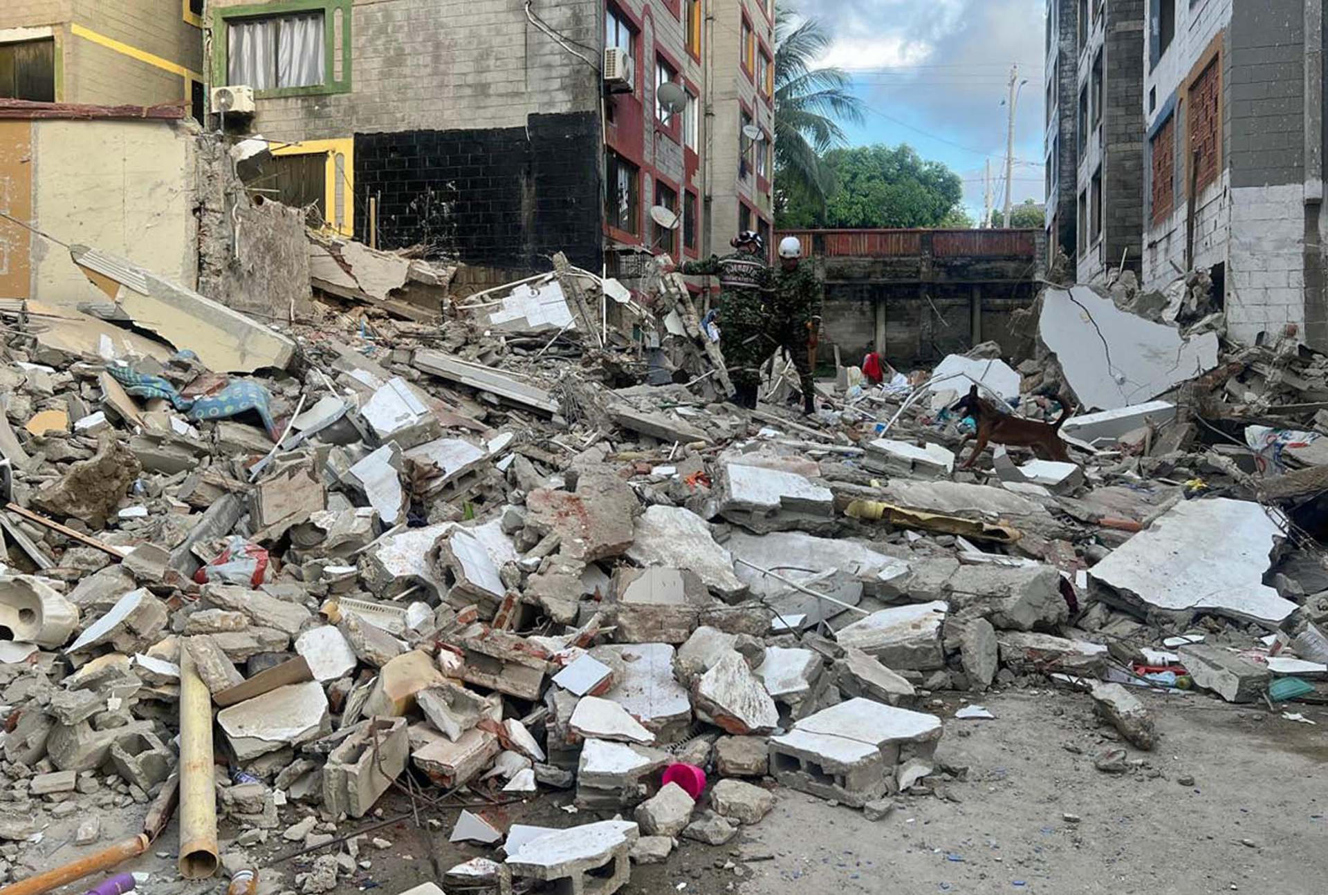 Un muerto y cuatro heridos tras derrumbe de edificio en Colombia