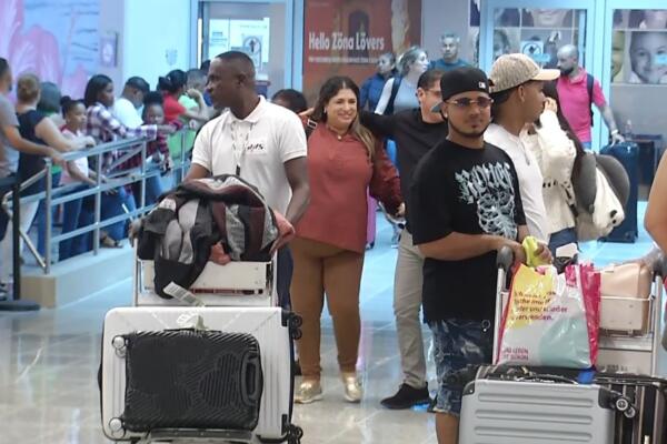 Dominicanos residentes en el exterior llegan al país por la Navidad