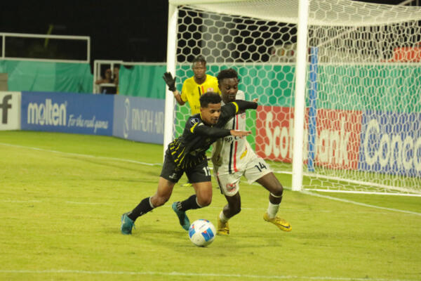 Victor Sanchez MOCA FC en plena ccion ante un jugador del Real Hope