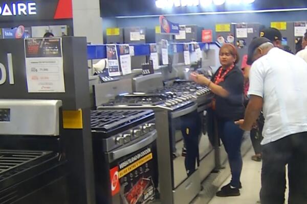 Este viernes, miles de compradores aprovechan las ofertas 