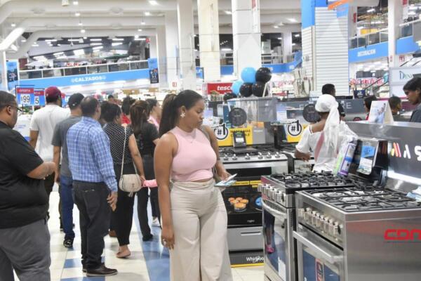 El famoso Viernes Negro o Black Friday ya ha comenzado a movilizar a cientos de consumidores en las principales tiendas del país. (foto, fuente externa)