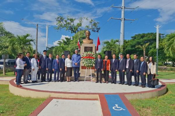 Una delegación del MIU y del Partido Comunista de Vietnam, fue depositada ayer una ofrenda floral en la Plaza Ho Chi Minh.