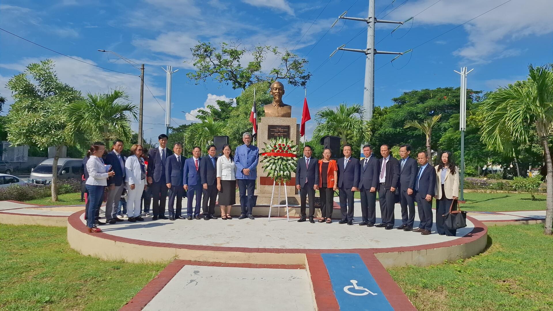 Una delegación del MIU y del Partido Comunista de Vietnam, fue depositada ayer una ofrenda floral en la Plaza Ho Chi Minh.