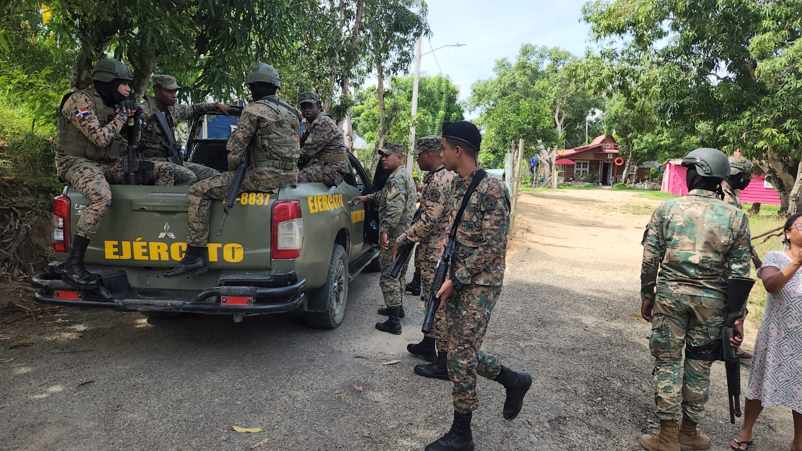 El Ejército de República Dominicana ha presentado ante el Ministerio Público a 86 personas detenidas por tráfico de indocumentados.