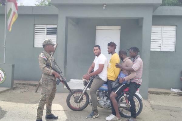 Ejército envía a la justicia a otro traficante de indocumentados.(foto, fuente externa)