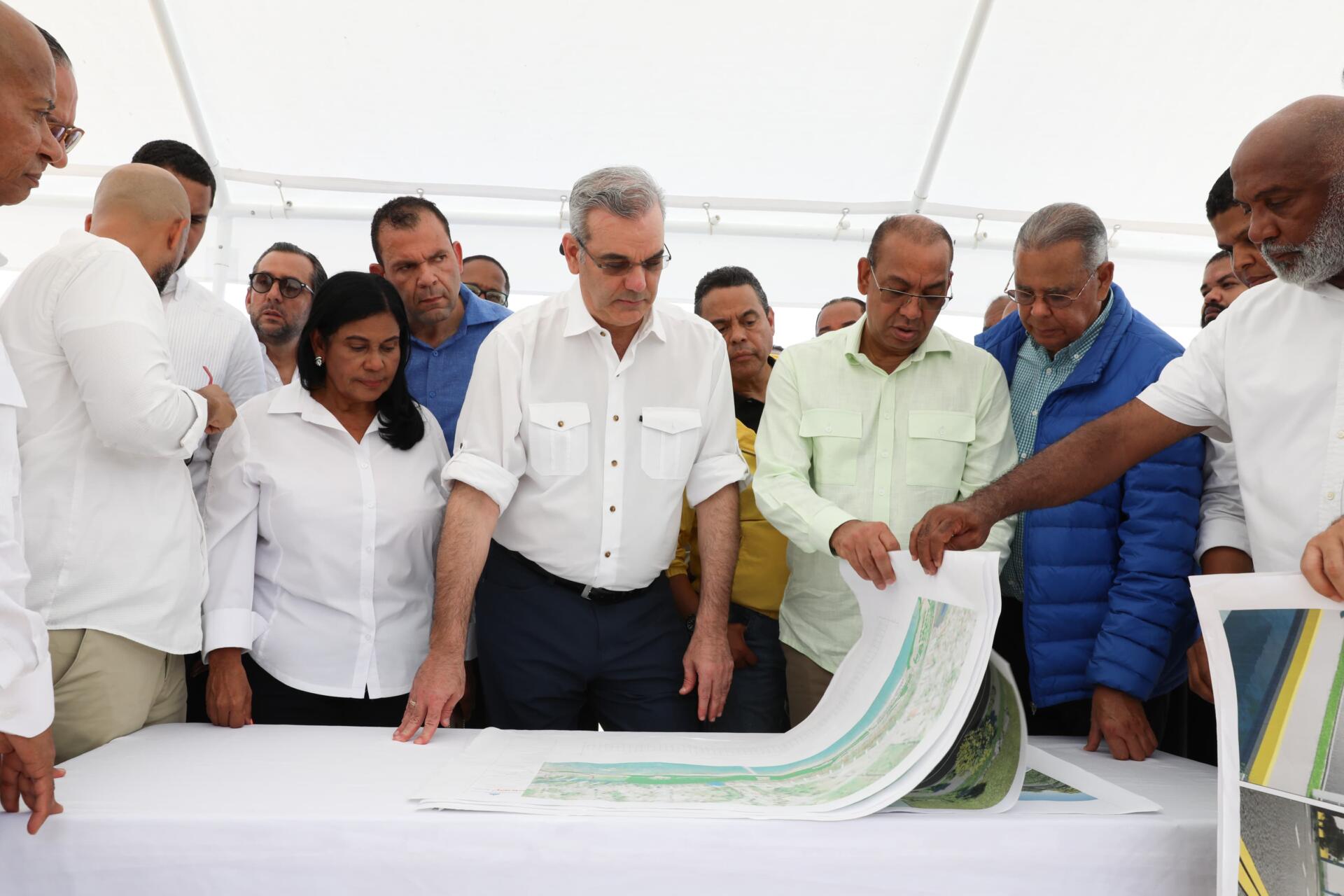 Luis Abinader supervisa los trabajos del malecón de Nagua