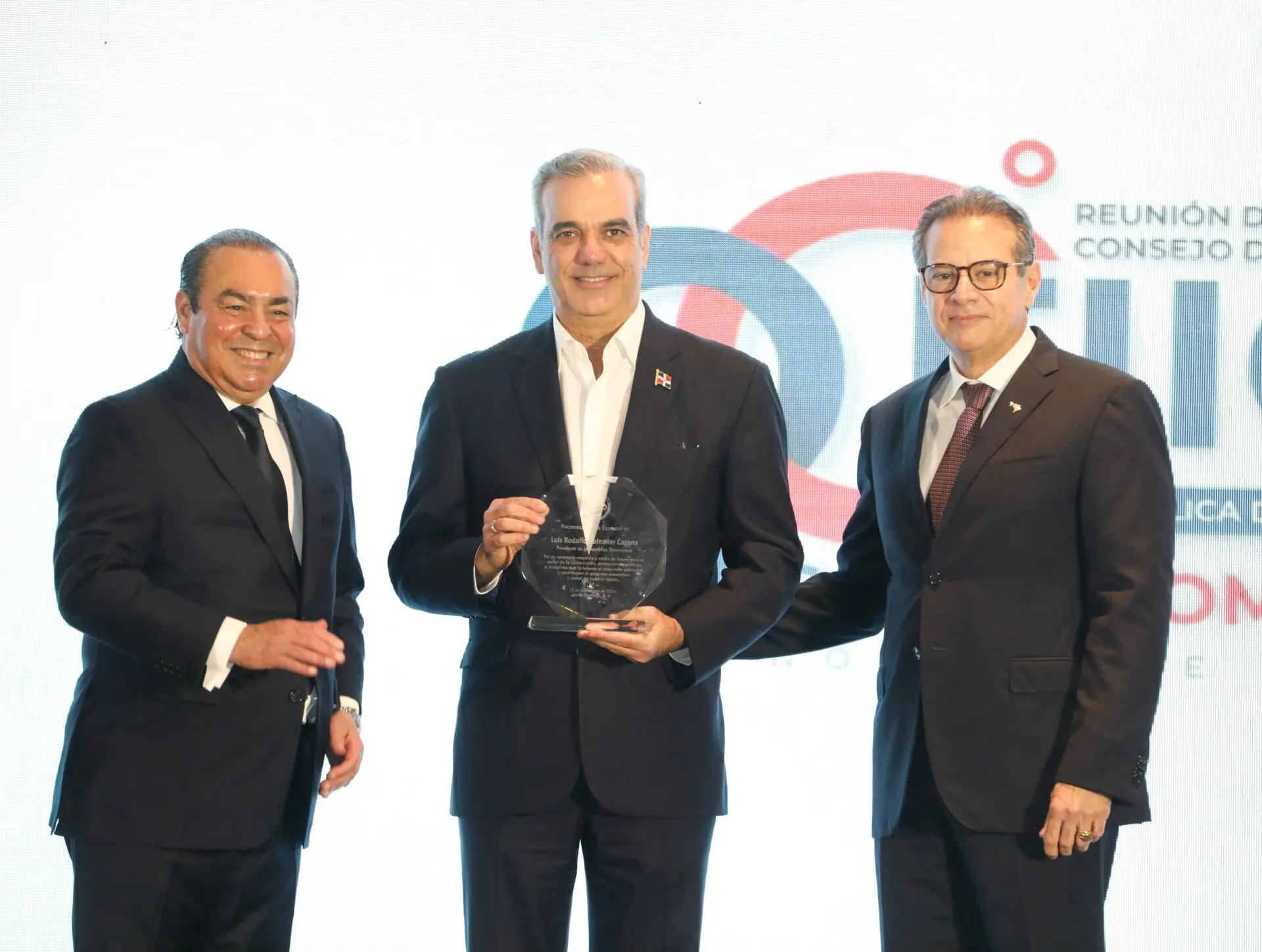 Presidente Abinader destaca las contribuciones del sector construcción al crecimiento y desarrollo del país