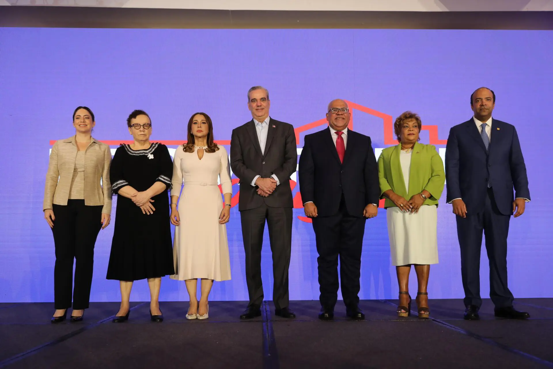 El presidente Luis Abinader ha anunciado un nuevo programa en apoyo a las mujeres microempresarias con un fondo de mil millones de pesos.