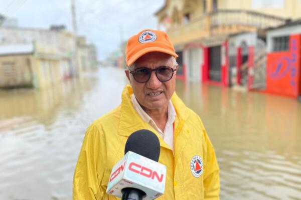 Calles y sectores amanecieron inundados por lluvias desde la madrugada de este viernes en este municipio de Nagua.