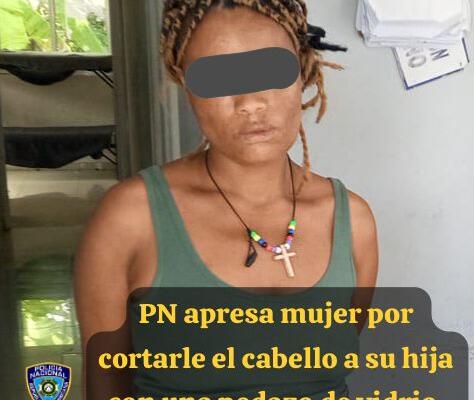 Agentes de la Policía arrestaron a una mujer que se visualizaba en un vídeo cortándole el cabello a su hija con vidrio.