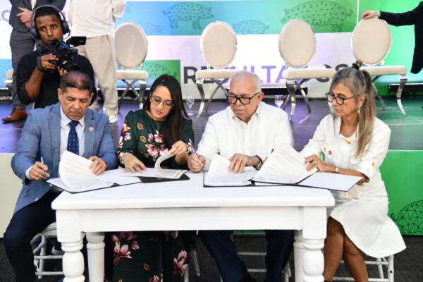 Firma de acuerdo de Banco Agrícola. Fuente externa