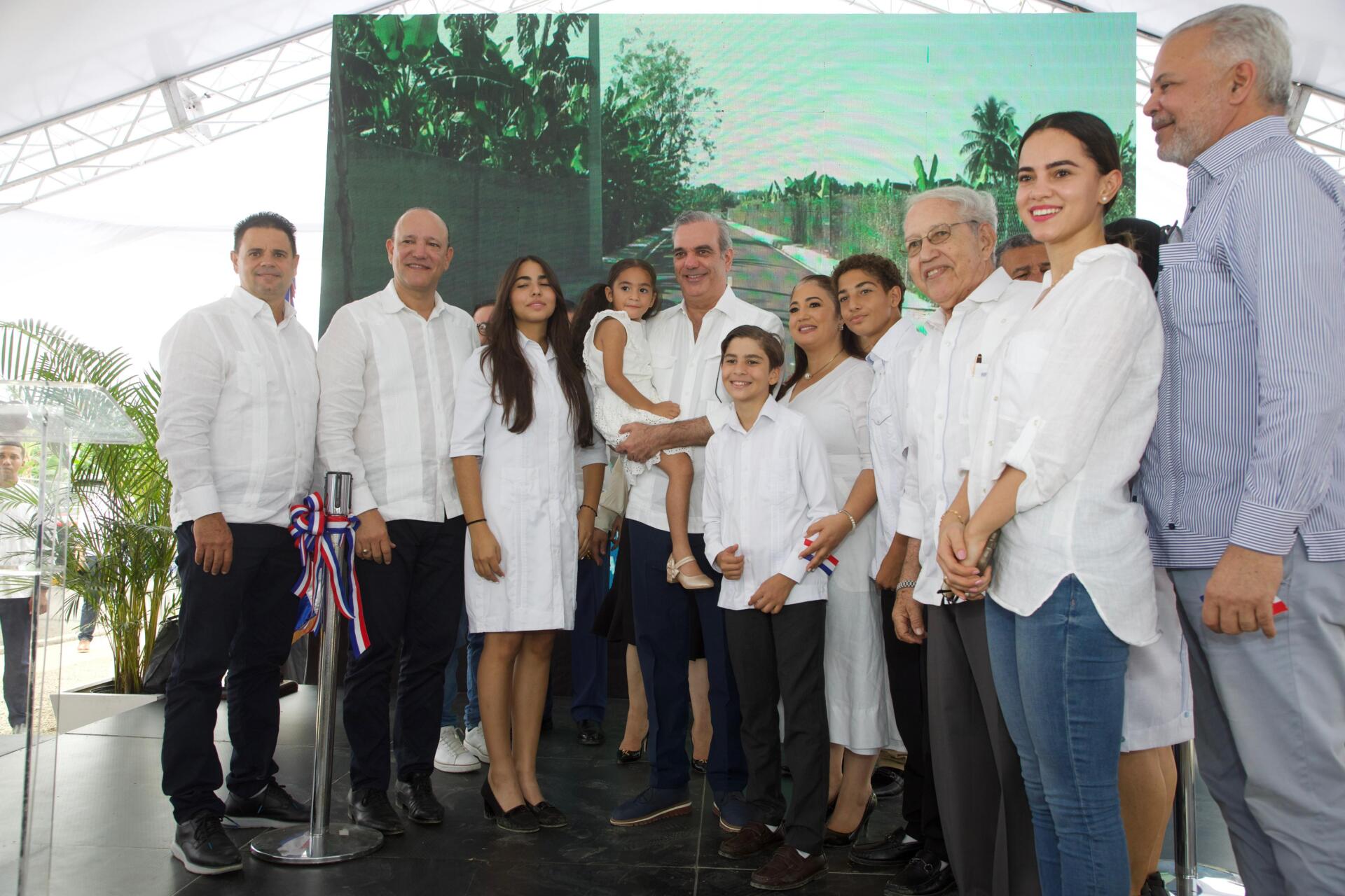 Presidente Luis Abinader entrega hospital remozado, escuela y más