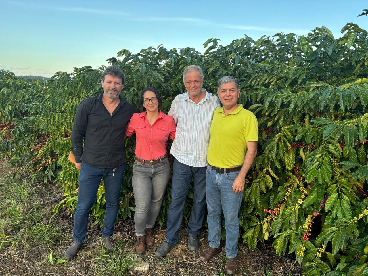 Técnicos de Icafe realizaron una visita a las instalaciones de Induban en Hato Mayor, fortaleciendo la cooperación en el sector cafetalero.