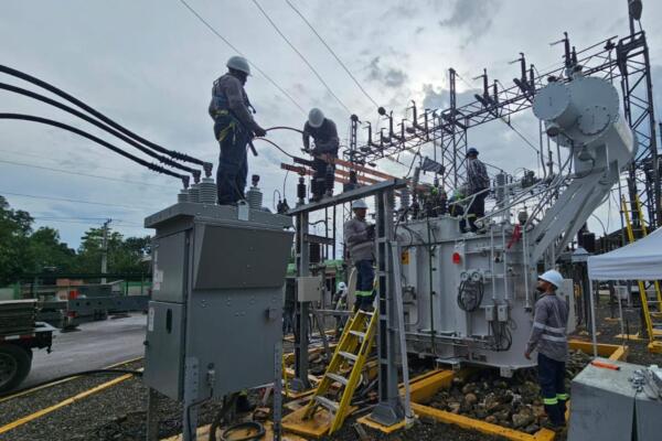 Edenorte instala nuevo transformador en Pimentel