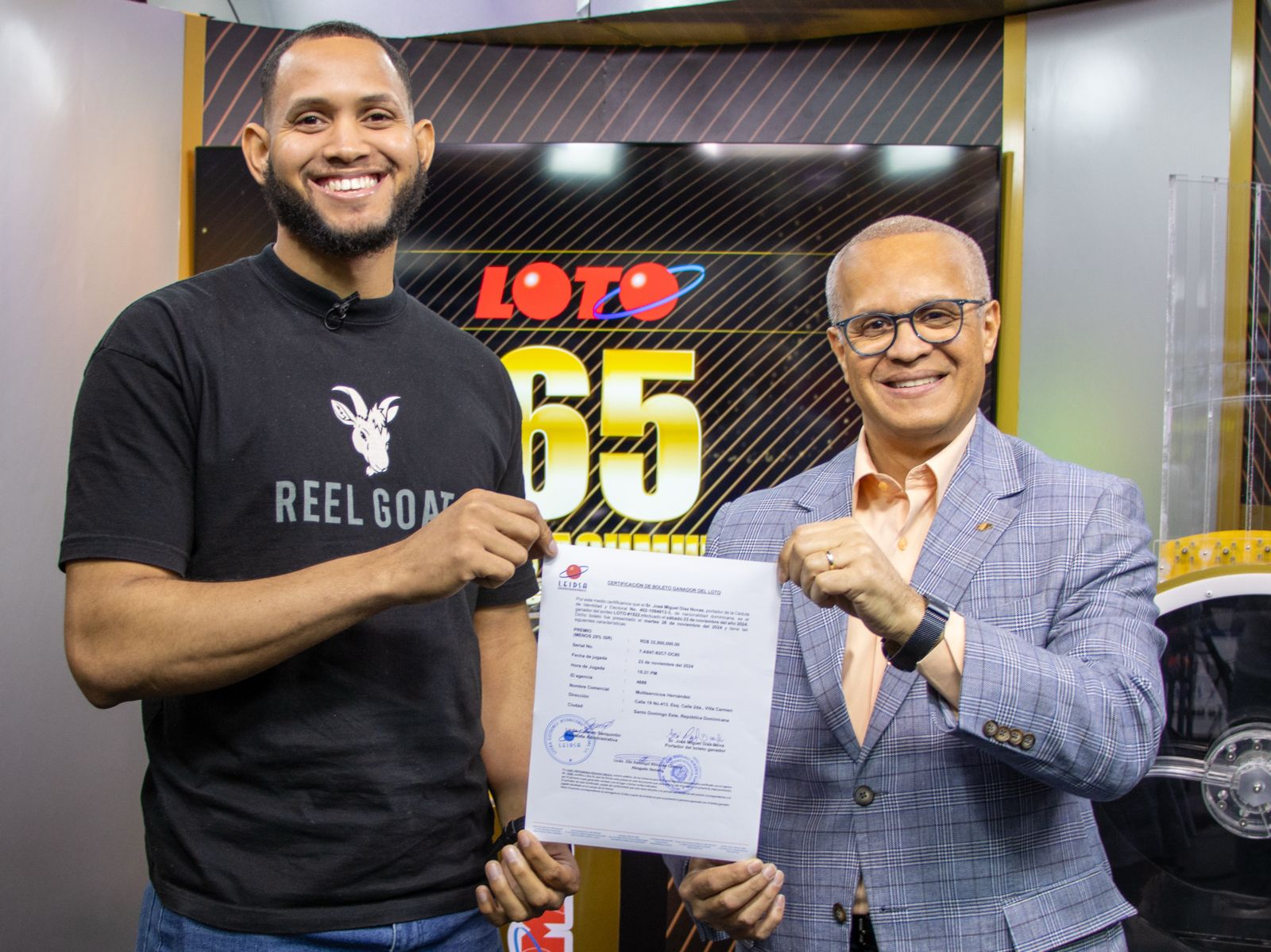 LEIDSA entrega certificado a uno de los dos ganadores de 65 millones en el Loto