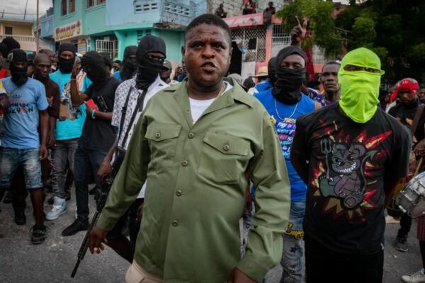 Barbecue aparece rodeado por sus pandilleros en las calles de Puerto Príncipe