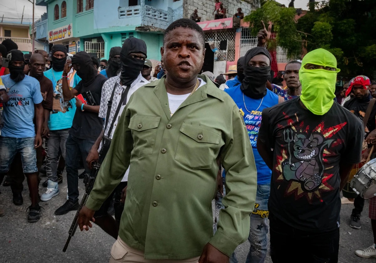 Barbecue aparece rodeado por sus pandilleros en las calles de Puerto Príncipe
