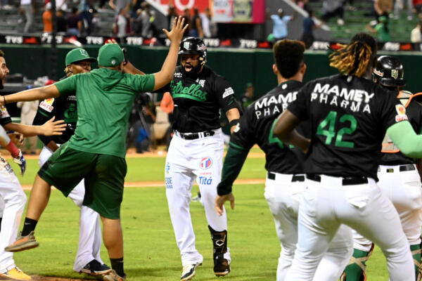 Willin Rosario y los jugadores de las Estrellas celebran la victoria frente al Escogido con jonrón de Rosario