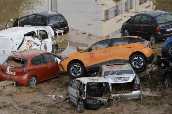 El Gobierno español enviará 10.000 efectivos más a la Comunidad Valenciana, al este del país, donde ya son 211 las víctimas por inundaciones.