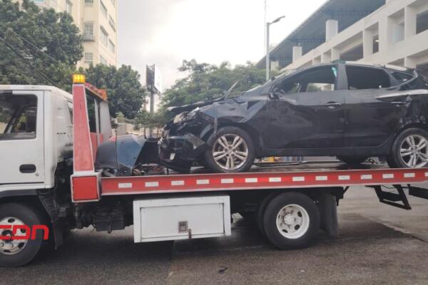 Retiran vehículo accidentado en el Supermercado Nacional.(foto, fuente externa)
