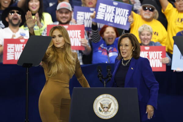 Jennifer López, junto a la vicepresidenta Kamala Harris, en un mitin en Las Vegas 