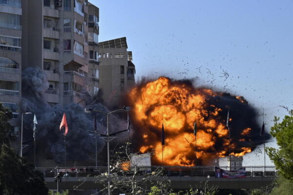 - El Ejército israelí bombardeó este viernes el sur de Beirut, un bastión del grupo chií libanés Hizbulá conocido como el Dahye. EFE/ Wael Hamzeh