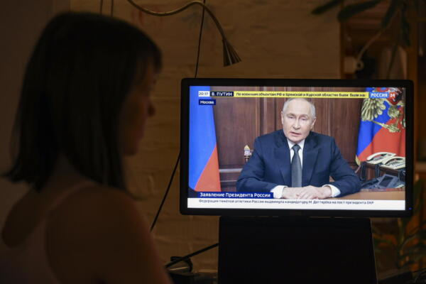 Una persona observa un discurso televisado del presidente ruso Vladimir Putin, en Moscú, Rusia, 21 de noviembre de 2024. Putin anunció una prueba exitosa del último misil de alcance medio 