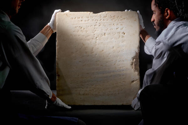 Una tableta de mármol de 1,500 años de antigüedad con los Diez Mandamientos de la Biblia sale a subasta en diciembre.