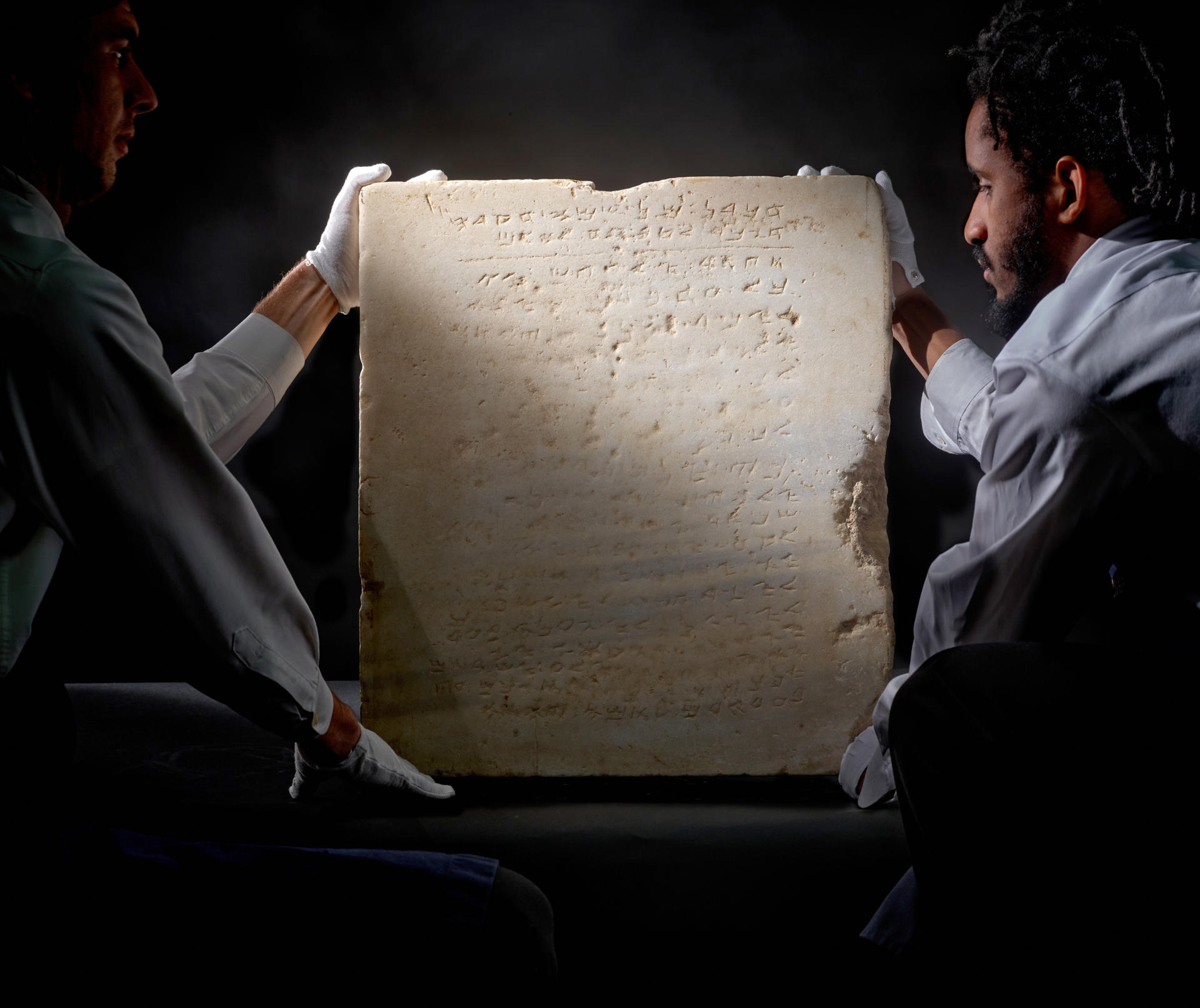 Una tableta de mármol de 1,500 años de antigüedad con los Diez Mandamientos de la Biblia sale a subasta en diciembre.