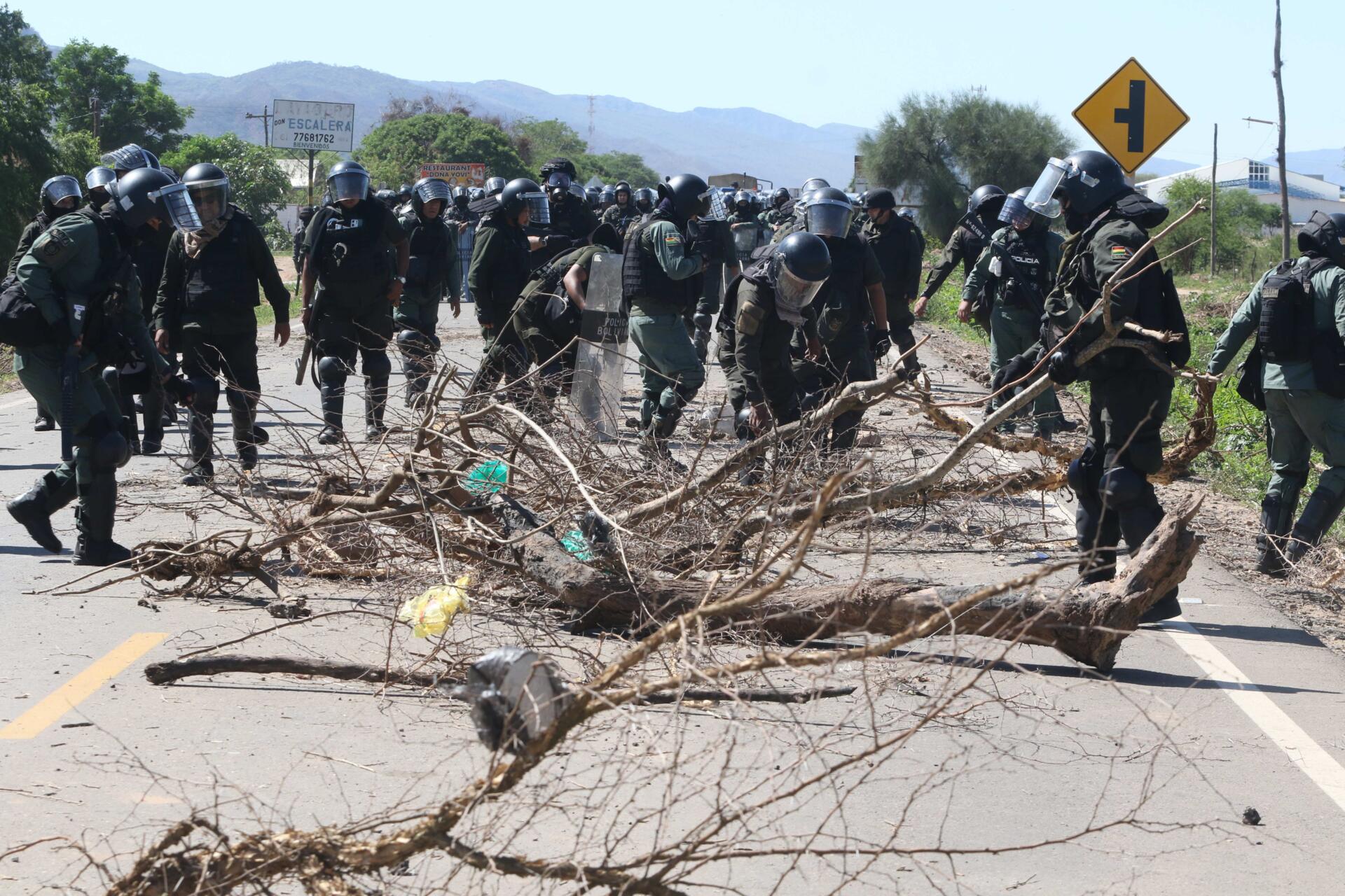 Integrantes de la Policía Boliviana desbloquean una vía este lunes, en Mainara (Bolivia).
