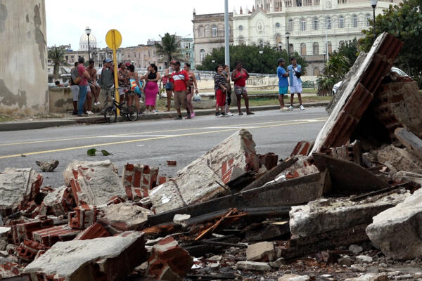 Escombros en una calle de La Habana (Cuba) tras el paso del huracán Rafael. EFE/ Felipe Borrego