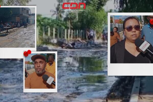 Caminar entre lodo y aguas negras es una costumbre cotidiana para los residentes en el sector La Fé. CDN Digital 