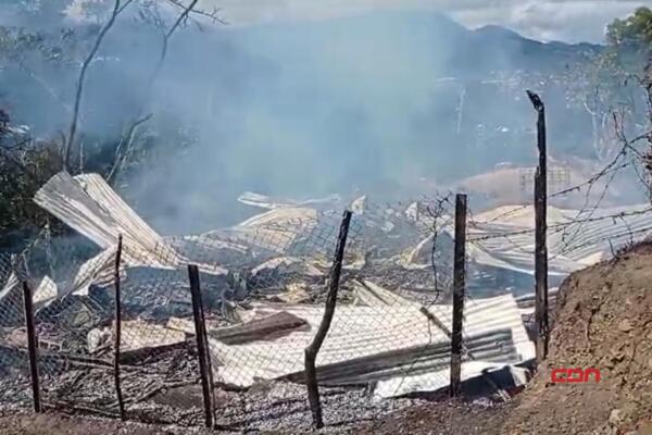 Incendian casuchas de extranjeros haitianos tras supuesto intento de atraco.(Foto, CDN)