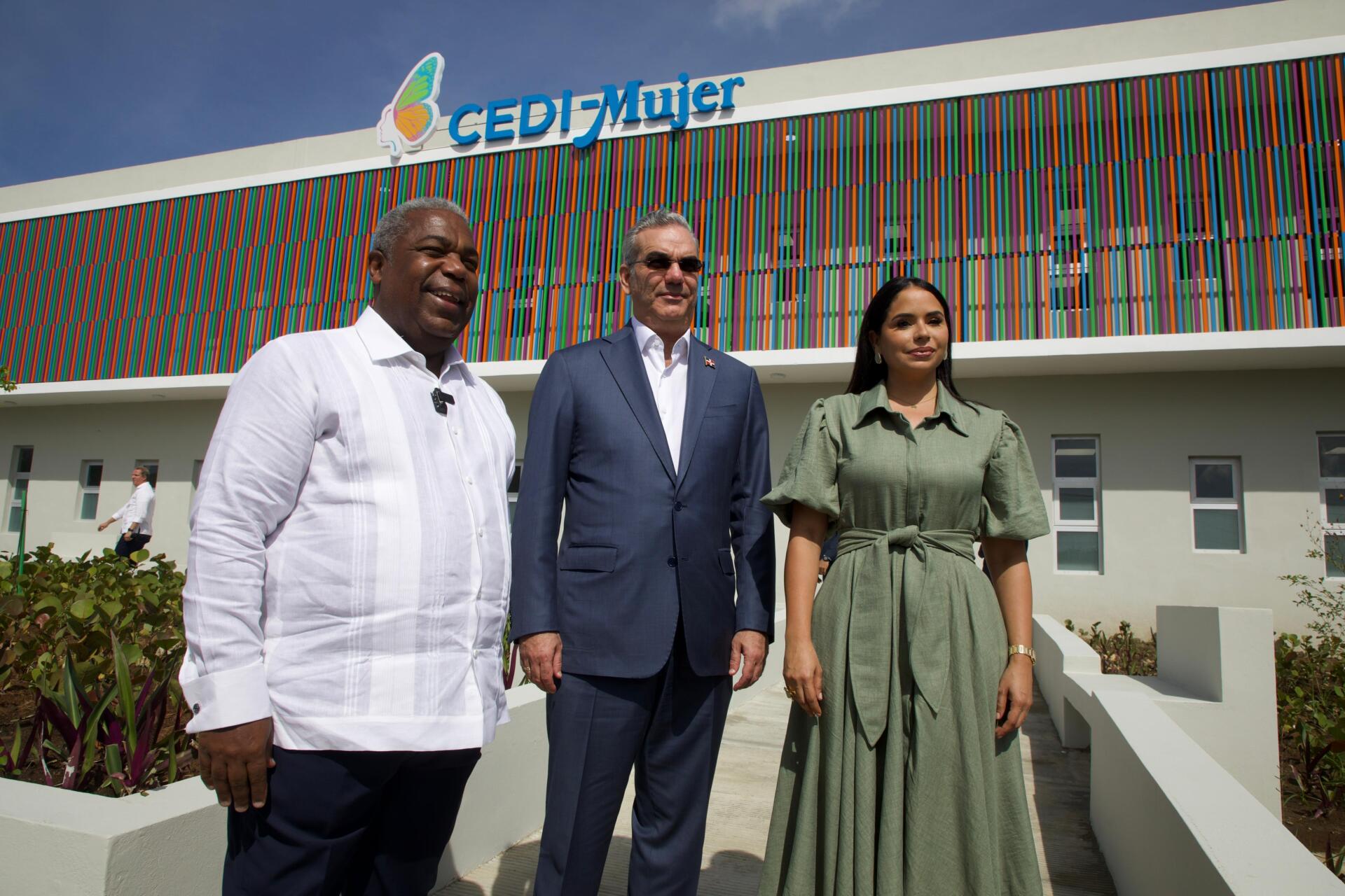 Presidente Abinader inaugura escuela y centro para el desarrollo integral de la mujer en Santo Domingo