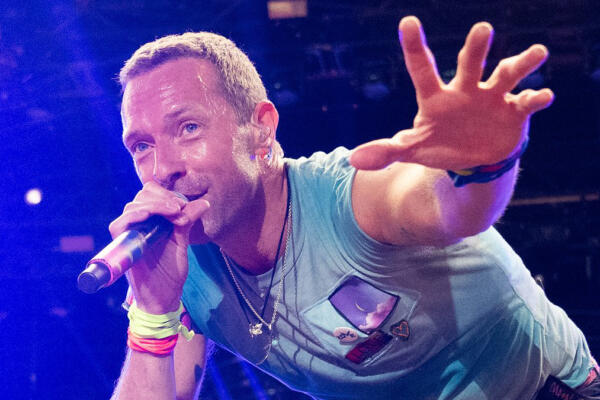 Chris Martin, vocalista de Coldplay, sufre accidente en el escenario