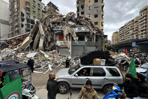 Personas conducen un automóvil cargado con pertenencias en Beirut (Líbano) el 27 de noviembre de 2024HAMZEH
