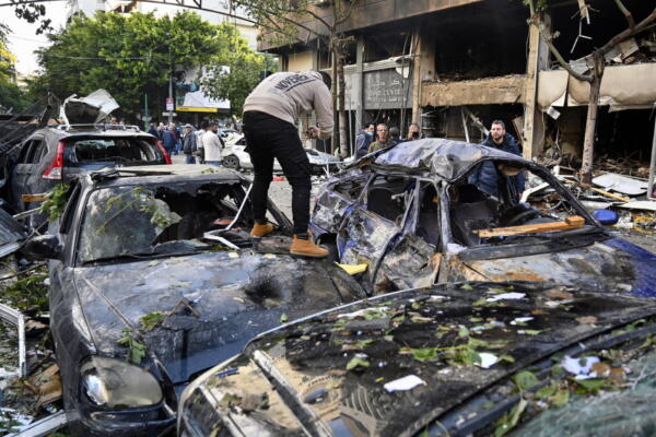 Un hombre inspecciona su automóvil dañado tras un ataque aéreo israelí en la calle Mar Elias, Beirut, Líbano. EFE